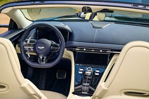 Innenraum des Aston Martin DB12 Volante
