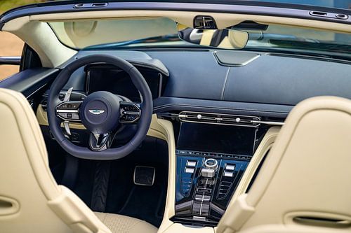 Het interieur van de Aston Martin DB12 Volante