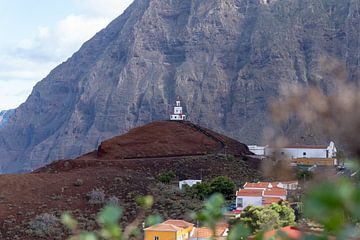 Berühmte Kirche in vulkanischer Landschaft auf El Hierro, Kanarische Inseln von Annemieke van Put