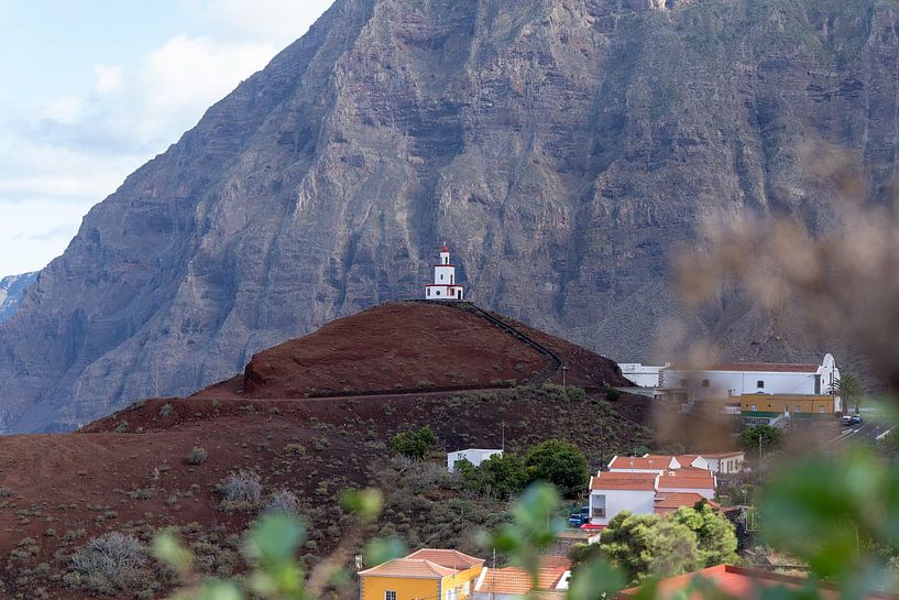 Berühmte Kirche in vulkanischer Landschaft auf El Hierro, Kanarische Inseln von Annemieke van Put