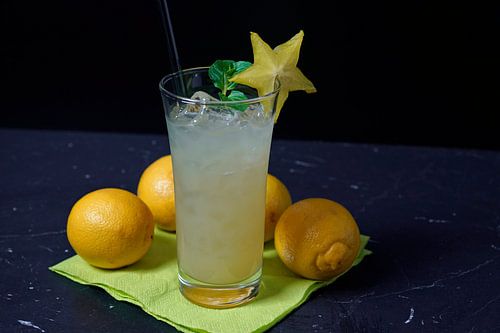 Limoen variatie met bananen likeur in een glas. heerlijke en fruitige cocktails geserveerd in een gl