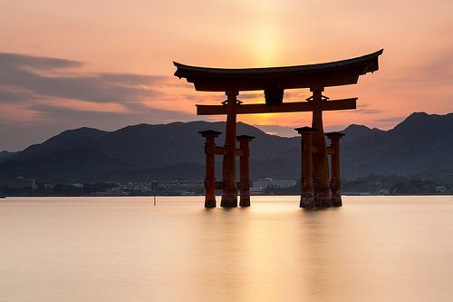 Miyajima eiland-  Itsukushima Floating Torii Gate bij zonsondergang