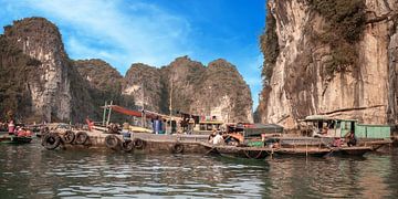 Bateaux de pêche dans la baie d'Halong (Vietnam) sur t.ART