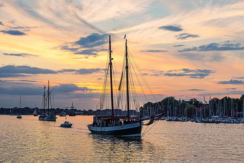 Segelschiffe auf der Warnow im Sonnenuntergang während der Hans von Rico Ködder