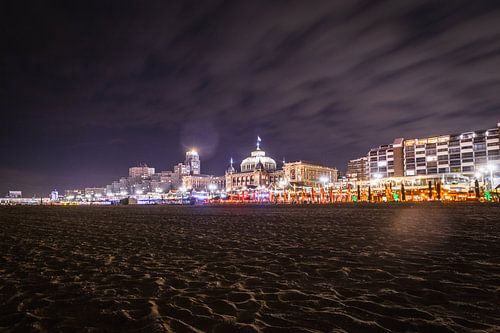 Het Kurhaus bij nacht