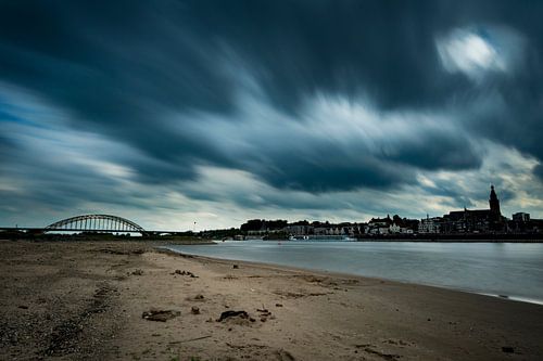 Donkere wolken boven Nijmegen