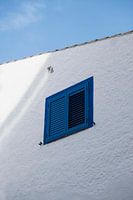 Het witte huis met blauw raam I Sitges, Spanje I Spaanse architectuur aan de Middellandse Zee I Vint