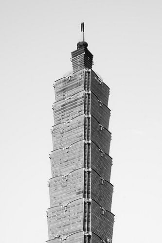 Détail architectural du Taipei 101 : un gratte-ciel majestueux en noir et blanc
