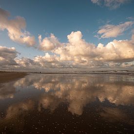 wolken veerspiegeling, strand van Wijk Aan zee van Aldo Sanso