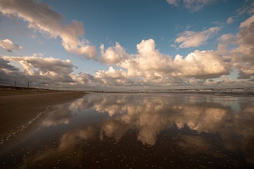 nuages reflet , plage de Wijk aan zee