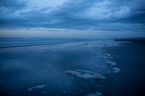 Eenzaam figuur op het strand bij Hoek van Holland