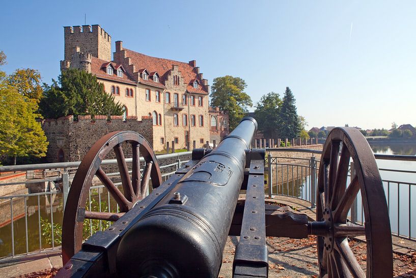 Place des canons dans le parc du château et de la station thermale de Flechtingen et le château ento par t.ART