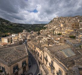 Die bezaubernden Dächer und verwinkelten Gassen von Modica unter einem bedrohlichen Himmel von PhotoCluster