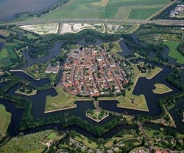  1989: Historische luchtfoto van de stad Naarden van Frans Rombout