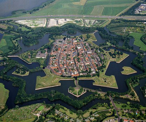  1989: Historische Luftaufnahme der Stadt Naarden