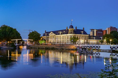 Een avondbeeld van de Rijksmunt in Utrecht stad, Nederland