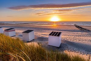 Sonnenuntergang über den Strandhäusern von Domburg