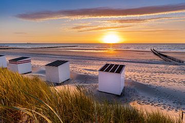 Zonsondergang over de strandhuisjes van Domburg van Danny Bastiaanse