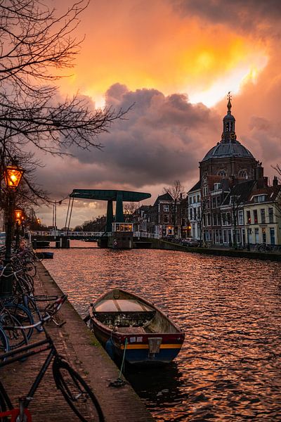 Marekerk Leiden bei einem herbstlichen Sonnenaufgang von Eric van den Bandt
