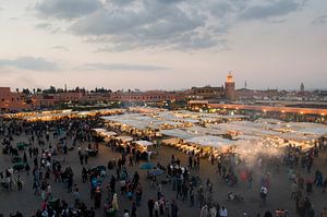 Atmosphärischer Markt Marokko Djeema-el-Fna von Keesnan Dogger Fotografie