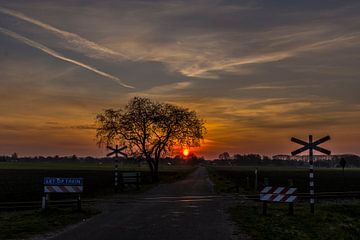 Sonnenaufgang über Bahnübergang Veluwe von Marcel Timmer