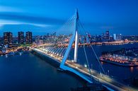 Rotterdam: Erasmus brug en de skyline in het blauwe uur  van John Verbruggen thumbnail