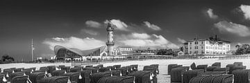 Strand van Warnemünde met vuurtoren in zwart-wit. van Manfred Voss, Schwarz-weiss Fotografie