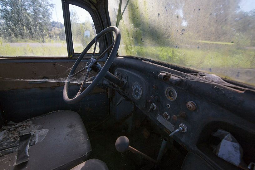Ancien intérieur de camion abandonné par Ger Beekes