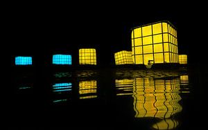 Geel en blauw licht van een kubus van Chihong