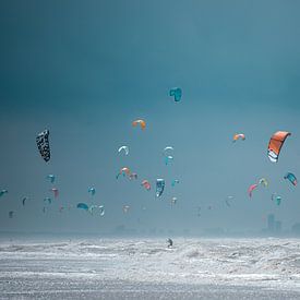 Kite-Surfer mit Scheveningen im Hintergrund von Yanuschka | Fotografie Noordwijk