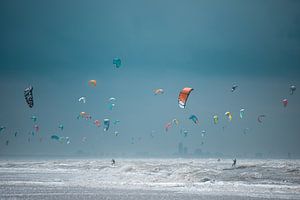 Kite surfers avec Scheveningen en arrière-plan
