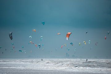 Kitesurfers, uitzicht op Scheveningen vanuit Noordwijk van Yanuschka | Noordwijk Fotografie