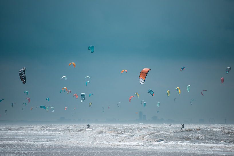 Kite surfers avec Scheveningen en arrière-plan par Yanuschka Fotografie | Noordwijk