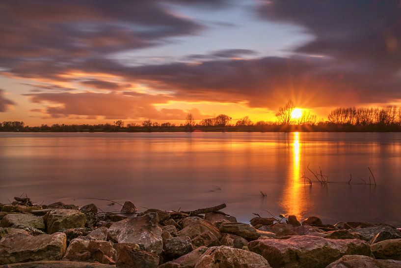 Zonsondergang ijssel Wijhe by Han Kedde