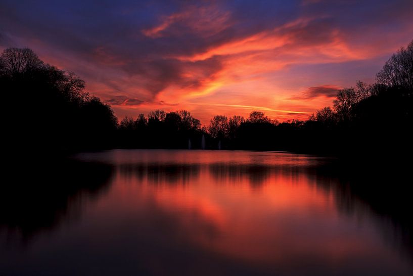 Adembenemende kleurrijke zonsondergang. van Retinas images