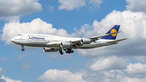 Landung einer Lufthansa Boeing 747-8 Passagiermaschine.