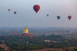 Heißluftballons über Bagan in Myanmar