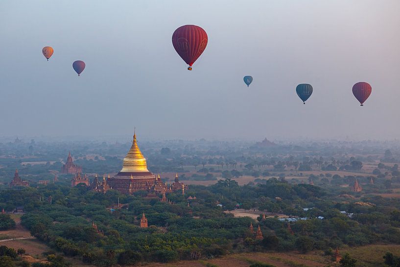 Heißluftballons über Bagan in Myanmar von Roland Brack