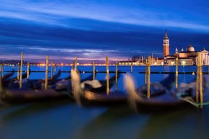 Venedig mit venezianischen Gondeln.