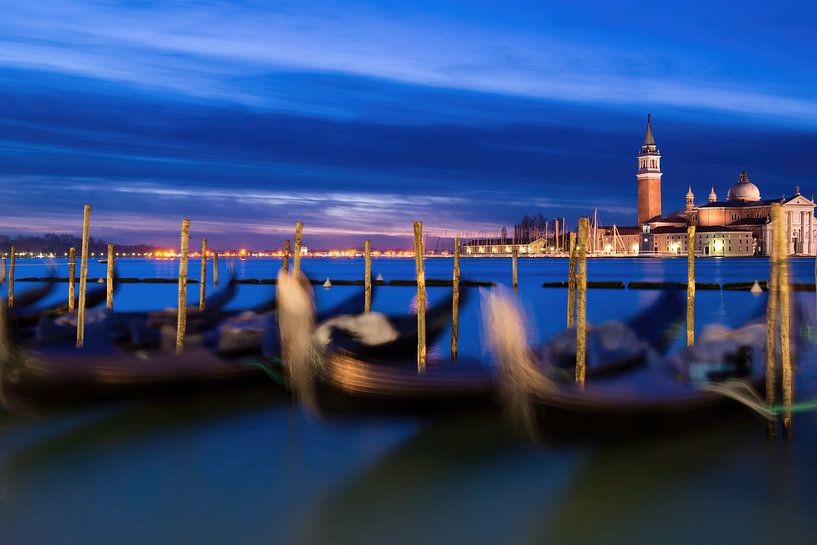 Venetië met Venetiaanse gondels. van Voss Fine Art Fotografie