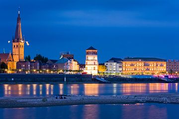 Cityscape of Düsseldorf at night by Werner Dieterich