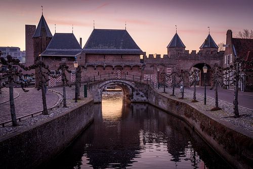 De koppelpoort tijdens de zonsondergang in Amersfoort