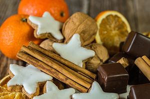 Weihnachten süße Lebensmittel Zusammensetzung auf Holztisch von Alex Winter