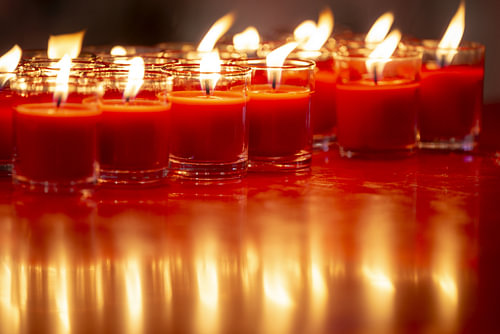 Sanfte Feuer die Frieden und Segen schenken