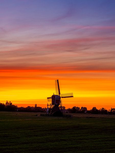 Windmühle bei Sonnenaufgang in den Niederlanden. von Ruurd Dankloff