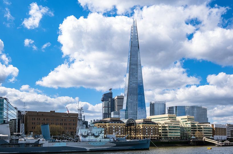 Along the south bank of the Thames in London by Evert Jan Luchies