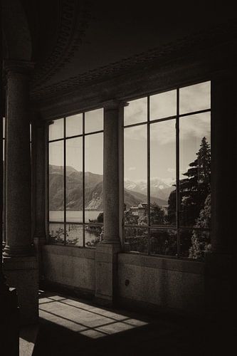 Uitzicht vanuit een oude villa in Verbania, lago Magiorre, Italie