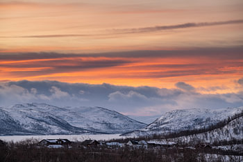 Lappland, perlweißer Sonnenaufgang über Kilpisjärvi (Finnland)