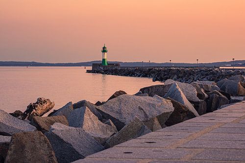 Vuurtoren op de pier van Sassnitz op het eiland Rügen in de avond