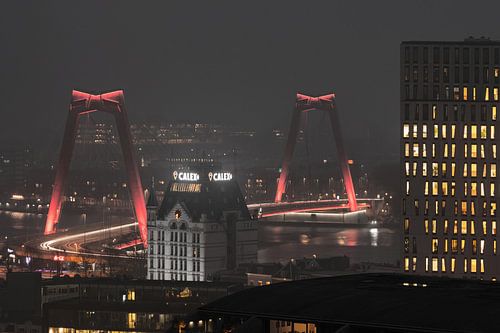De Willemsbrug en het Witte Huis op een mistige avond in Rotterdam